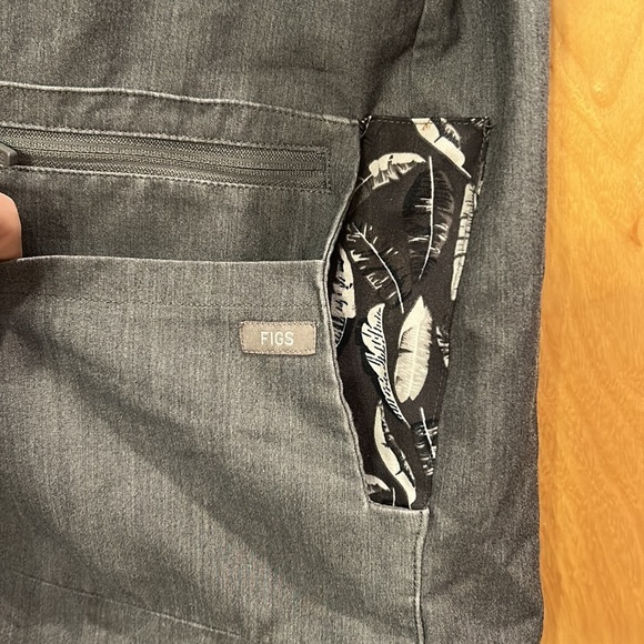 Figs Accra Limited Edition Graphite
Scrub Top 6 Pocket Feather Print - Picture 3 of 8